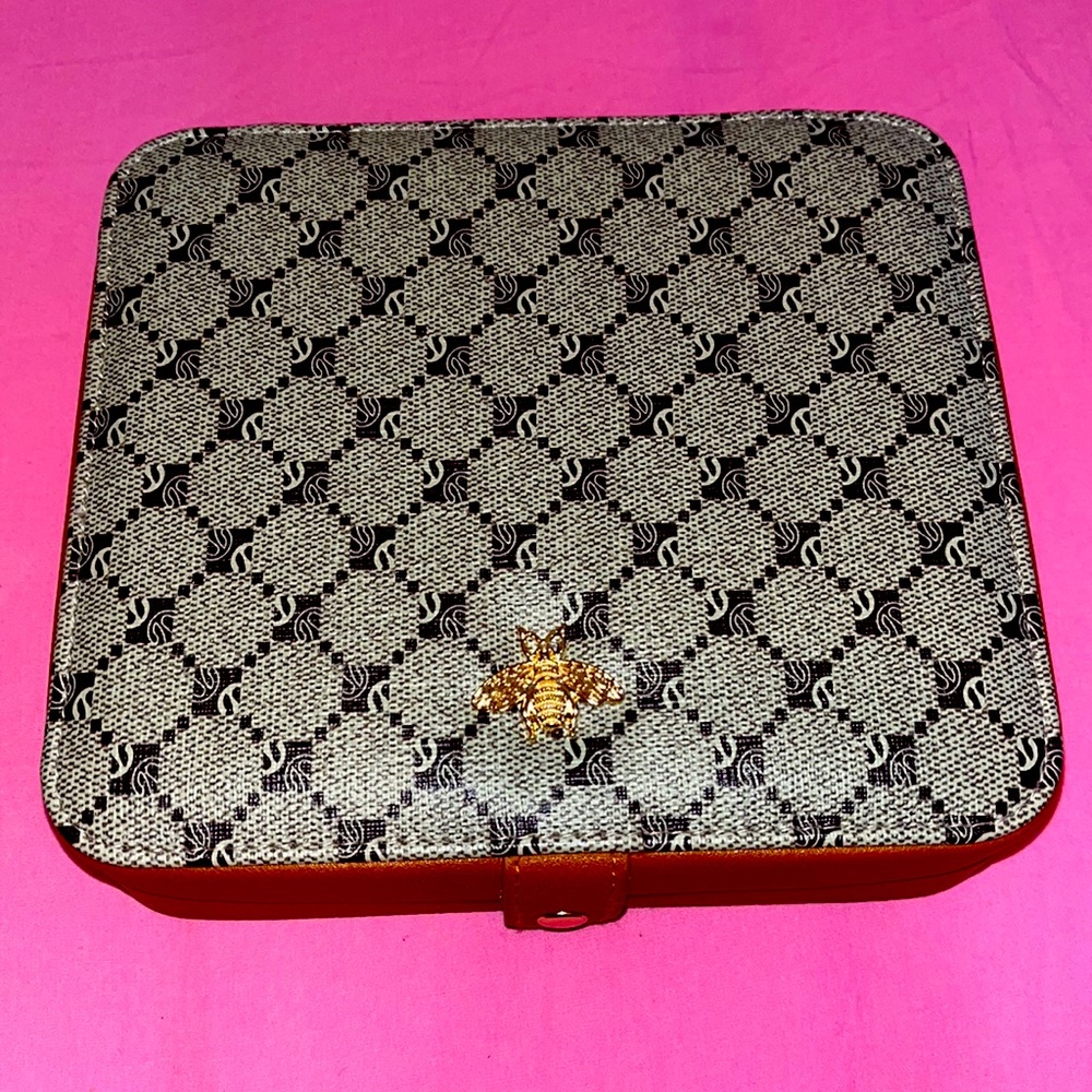 Jewelry box